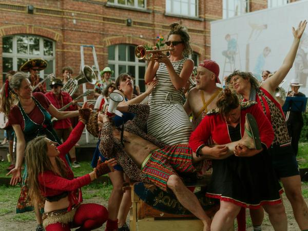Maak kennis met de ‘PROPERE FANFARE’ en met hun nieuwste show: ‘VERVEINE MAGIQUE’! -