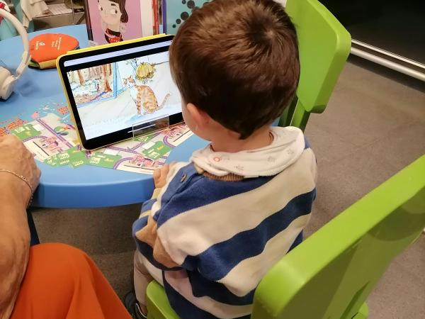 Digitale Voorleespret op groot scherm! Terug naar school, opwarmen voor 1 september.