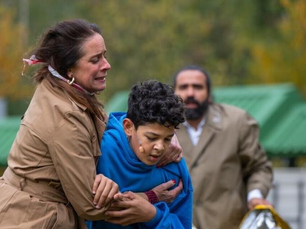 LEFT [12+] - Eva De Baets & Silke De Bruyne en Laika