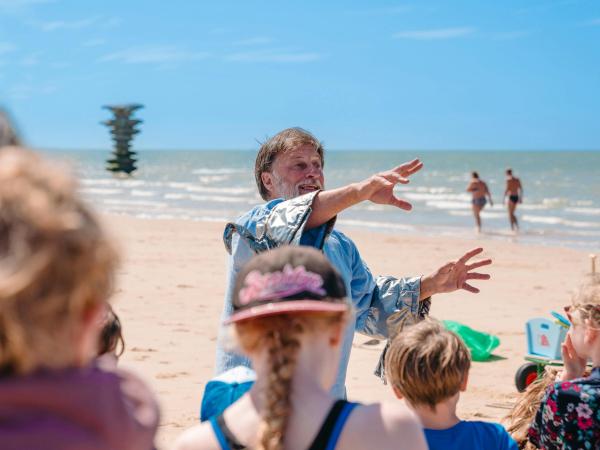 Actief verteltheater op het strand in Mariakerke