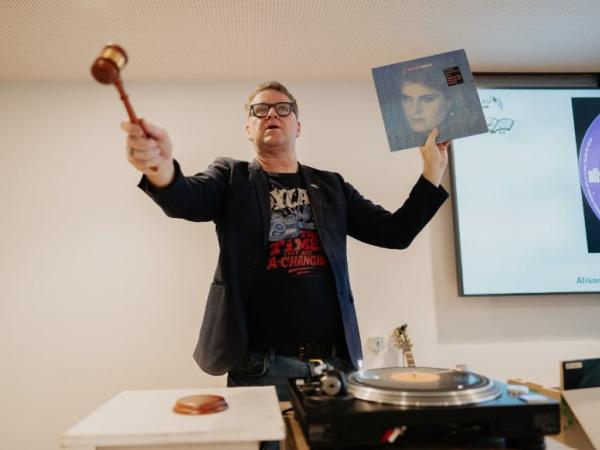 Een zee van vinyl ~ lezing met Piv Huvluv